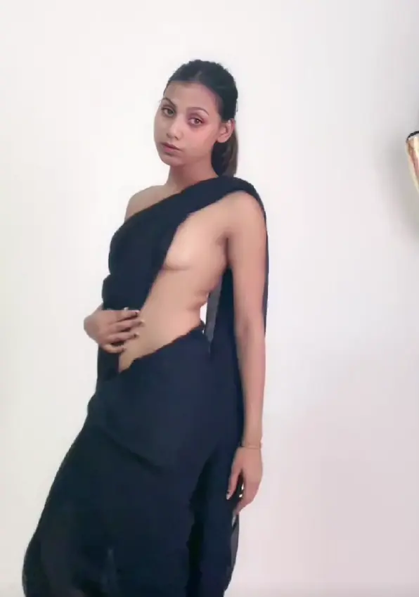 Featured image for Sizzling Chick Shakes Her Ass On 121 Live - Full Striptease & Face Reveal