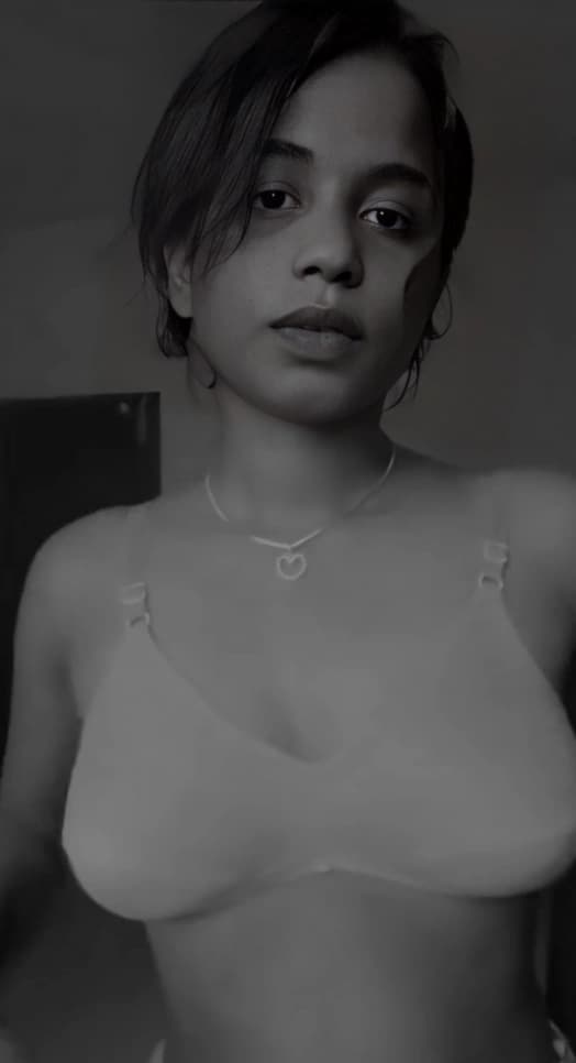 Featured image for 😍SEXY DUSKY BABE WITH 🍒NATURAL BOOBS NIPPLES SQUEEZING 8 CLIPS