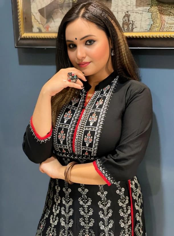 Featured image for 😍Aliya Naaz aka aliyanaaz_x beautiful Actress, Model and Insta Influencer Private Red Saree Stripping 7 min+ Video Showing her Boobs🥵🔥
