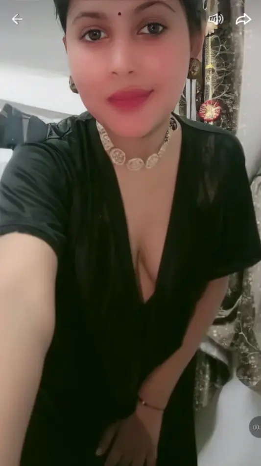 Featured image for Desi Bhabhi Deep Cleavage Teasing Her Boobs Live on Tango