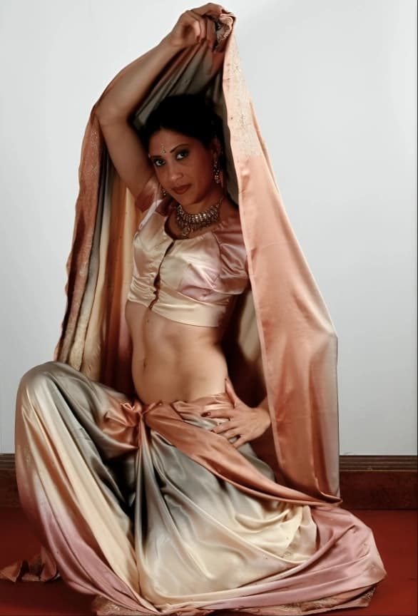 Featured image for Slim Desi Model Kamki Strips Naked from Saree in Hot Photoshoot