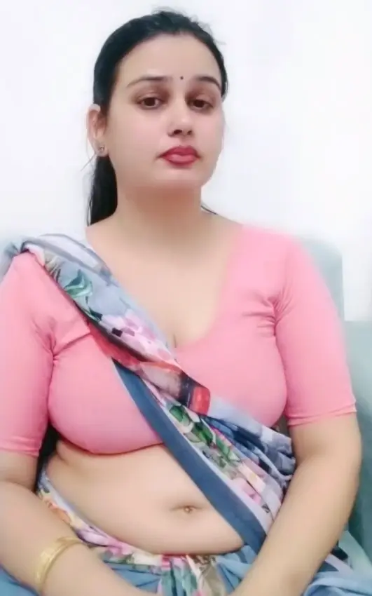 Featured image for Sexy Desi Bhabhi Live Saree Navel Teasing Show
