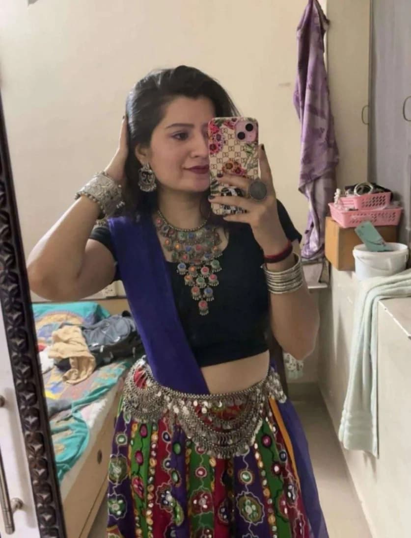 Hot Gujarati wife shows huge tits in naughty selfies - Image 1