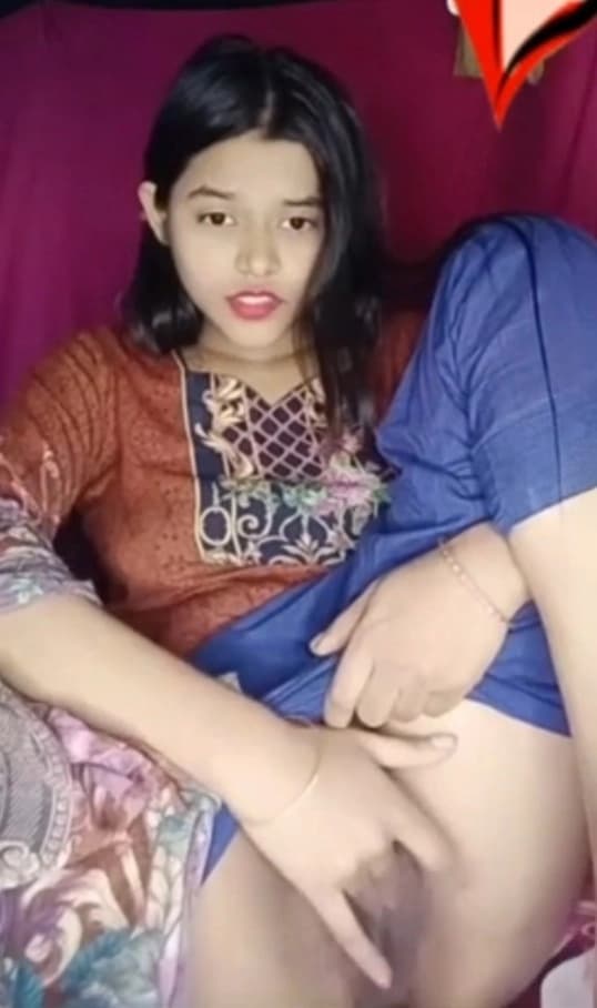Featured image for Cute Desi Girlfriend Live Sex Video Call Rubbing Her Shaved Pussy For Boyfriend