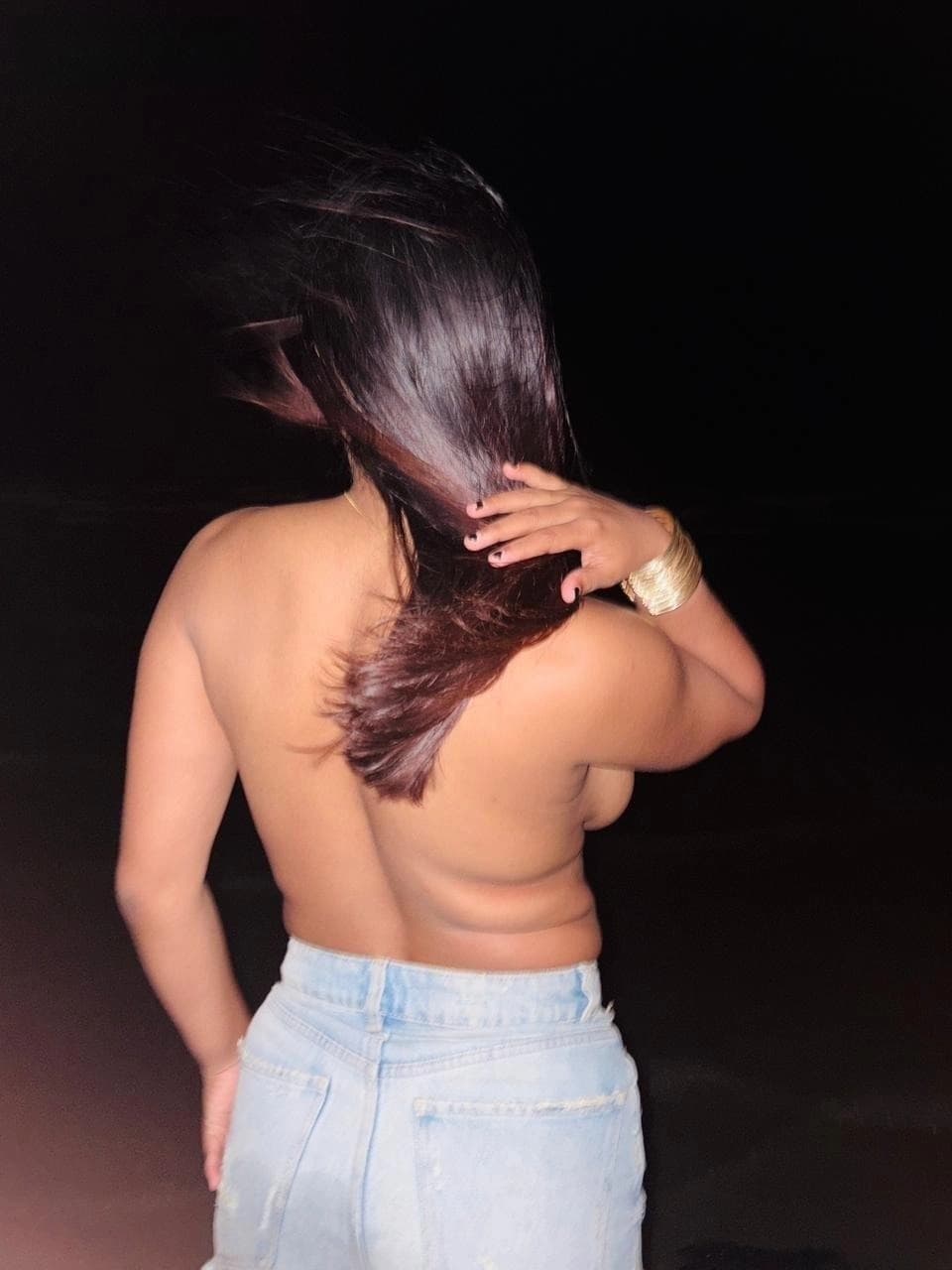 Featured image for Sexy Babe Pics Completely Topless Shows Off Her Boobs Outdoor