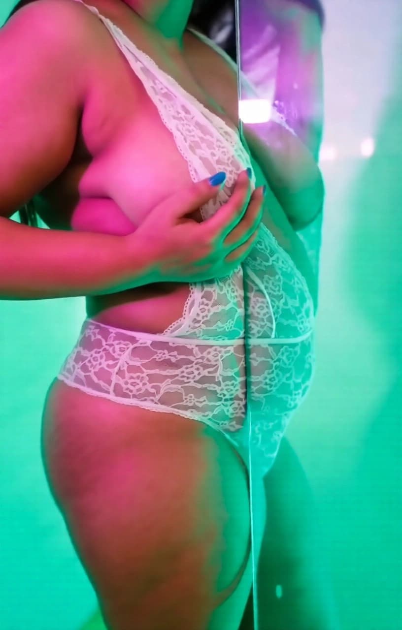 Featured image for Hot Curvy Model Fully Nude Teasing and Big Boobs Pressing Video